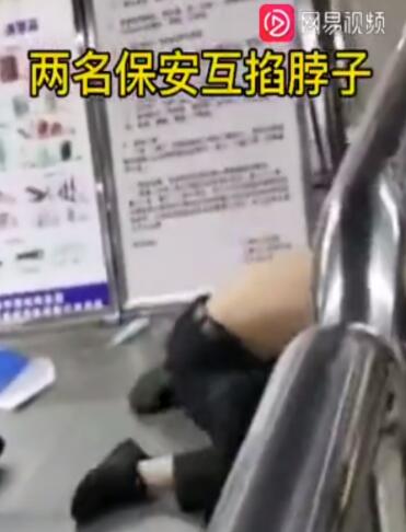 火气太大！上海地铁连发斗殴事件，两个保安竟打到地上去了