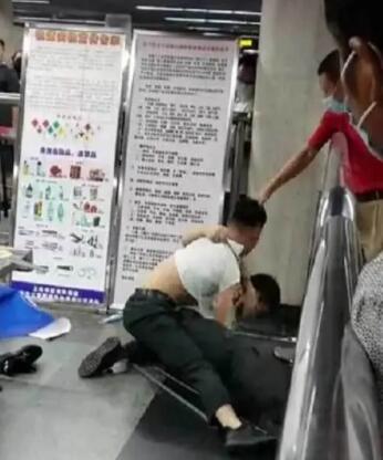 火气太大！上海地铁连发斗殴事件，两个保安竟打到地上去了
