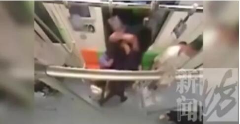 火气太大！上海地铁连发斗殴事件，两个保安竟打到地上去了