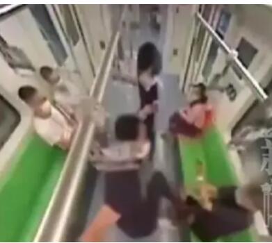 火气太大！上海地铁连发斗殴事件，两个保安竟打到地上去了