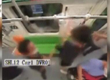 火气太大！上海地铁连发斗殴事件，两个保安竟打到地上去了