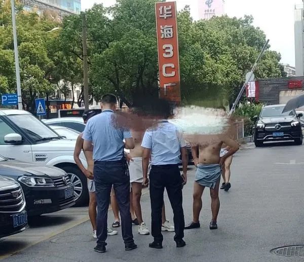 没眼看！长沙5名男子疑因业绩不达标裸奔 自认业绩不如人按约裸奔