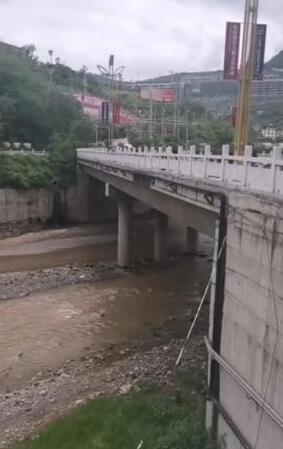 离婚途中男子抱起妻子丢下桥是怎么回事?什么情况?终于真相了,原来是这样!