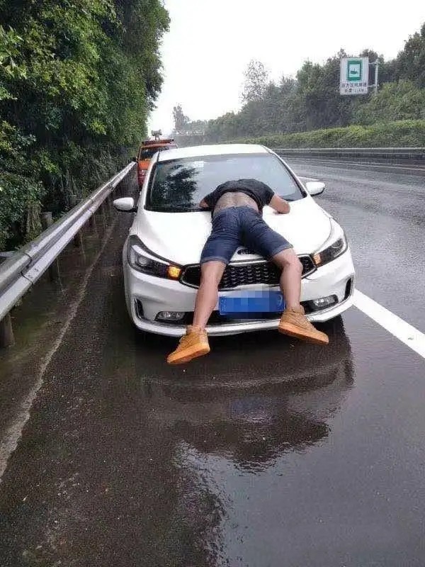 男子被顶引擎盖雨中疾驰 现场画面让人揪心，一不留神就是车毁人亡的场面！