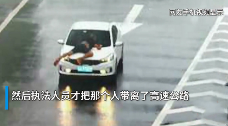 男子被顶引擎盖雨中疾驰 现场画面让人揪心，一不留神就是车毁人亡的场面！