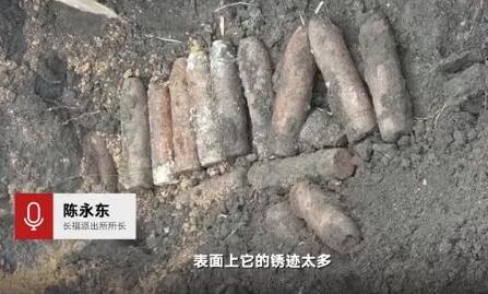 【现场】一村民家门口挖出16枚炮弹 挖管线挖出炮弹位置距房子仅1米