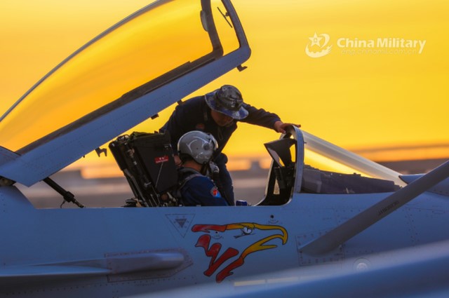 不惧美国威胁!伊朗在霍尔木兹海峡举行军演 不惧美国威胁!伊朗在霍尔木兹海峡举行军演