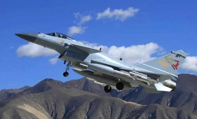 不惧美国威胁!伊朗在霍尔木兹海峡举行军演 不惧美国威胁!伊朗在霍尔木兹海峡举行军演