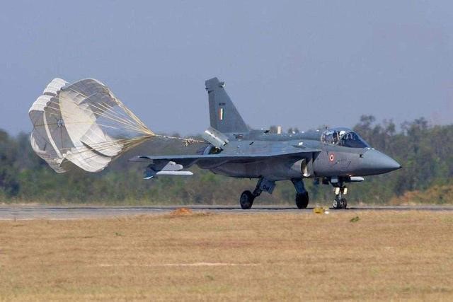 不惧美国威胁!伊朗在霍尔木兹海峡举行军演 不惧美国威胁!伊朗在霍尔木兹海峡举行军演