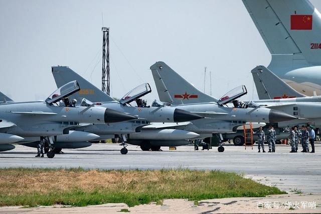 不惧美国威胁!伊朗在霍尔木兹海峡举行军演 不惧美国威胁!伊朗在霍尔木兹海峡举行军演