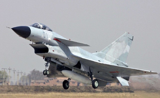 不惧美国威胁!伊朗在霍尔木兹海峡举行军演 不惧美国威胁!伊朗在霍尔木兹海峡举行军演