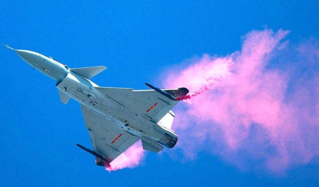 不惧美国威胁!伊朗在霍尔木兹海峡举行军演 不惧美国威胁!伊朗在霍尔木兹海峡举行军演