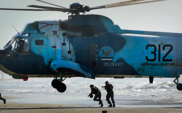 不惧美国威胁!伊朗在霍尔木兹海峡举行军演 不惧美国威胁!伊朗在霍尔木兹海峡举行军演