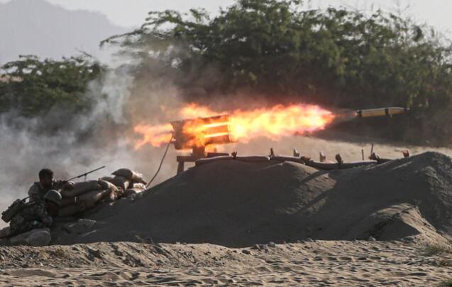 不惧美国威胁!伊朗在霍尔木兹海峡举行军演 不惧美国威胁!伊朗在霍尔木兹海峡举行军演
