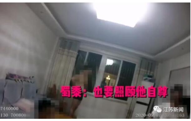 【哭笑不得】哭笑不得孙子没完成作业奶奶揍儿子 父亲委屈民警来了都哄不好