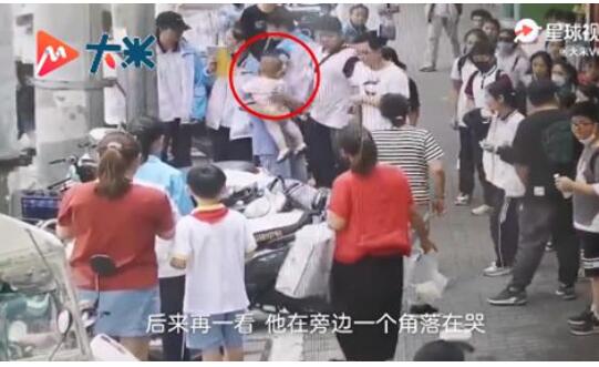 【医者父母心】奶爸医生为救人将孩子塞路人 老人<a href=http://www.succedu.com target=_blank class=infotextkey>成功</a>脱离危险