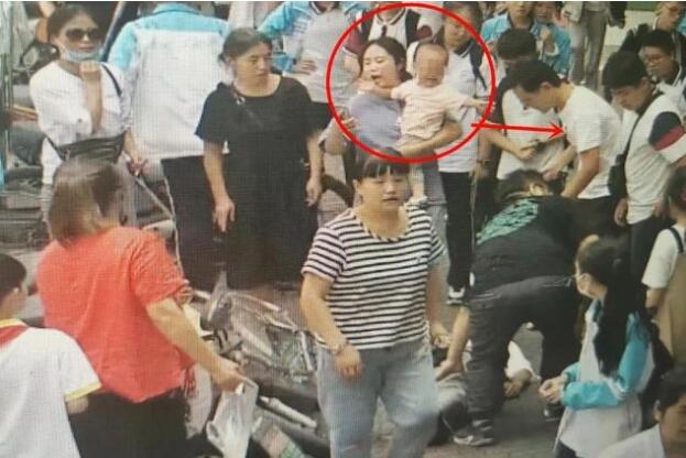 【救死扶伤白衣天使】奶爸医生为救人将孩子塞路人 网友:真棒!