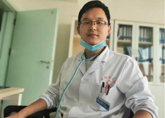 【救死扶伤白衣天使】奶爸医生为救人将孩子塞路人 网友:真棒!