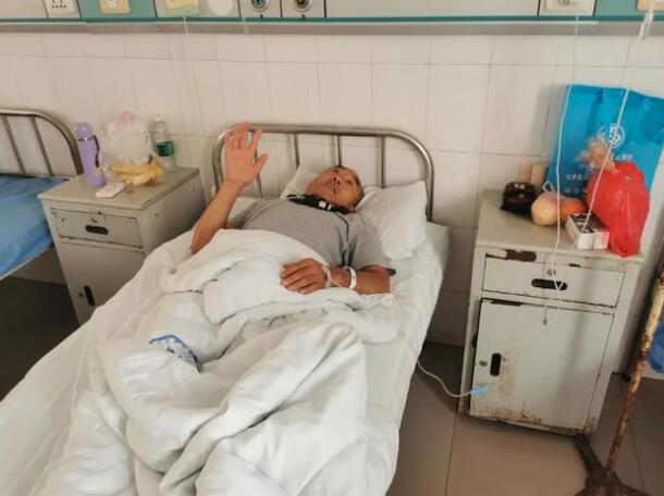 【救死扶伤白衣天使】奶爸医生为救人将孩子塞路人 网友:真棒!