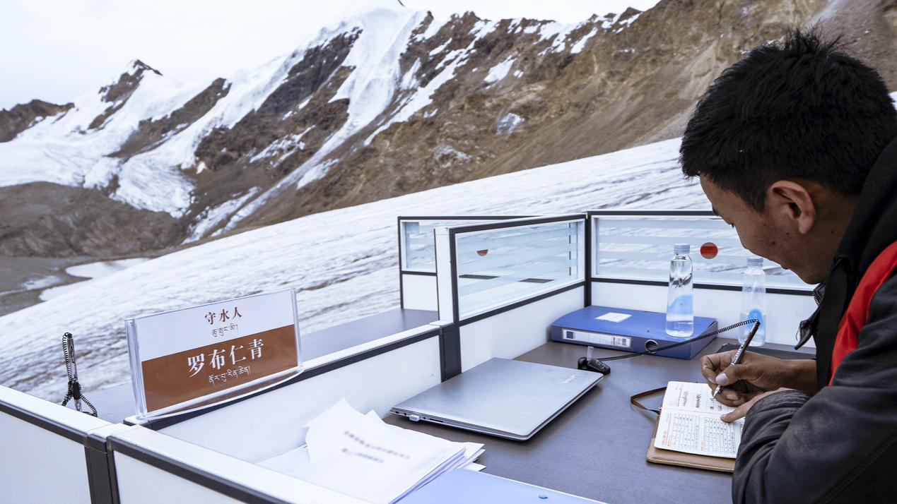 火了！90后男孩冰川上的办公位火了，这个办公位真是又大又美