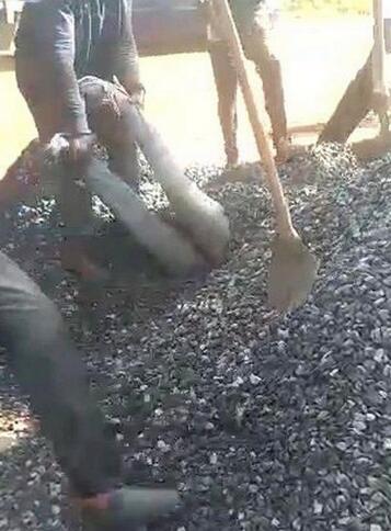 【生死瞬间】卡车倾卸碎石误将男子掩埋3分钟 具体是怎么一回事?