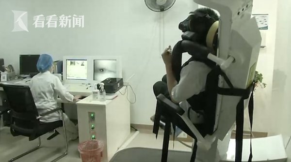 太意外！用筋膜枪放松肌肉竟把自己打晕 还有意外“收获”