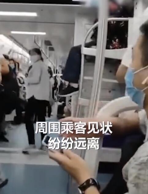 【围观】老太爬上地铁车厢行李架上蹭坐 现场到底发生了什么?