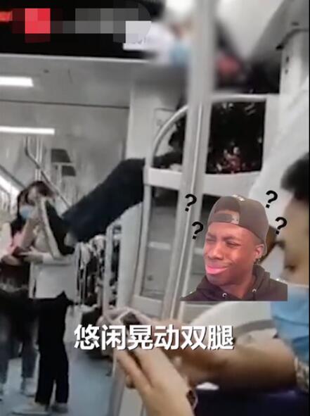【围观】老太爬上地铁车厢行李架上蹭坐 现场到底发生了什么?