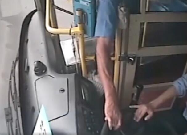 想干啥？男子多次抢方向盘致公交失控撞向路边花坛