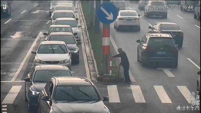 人间自有真情在！绿灯为过马路老人多亮了97秒 