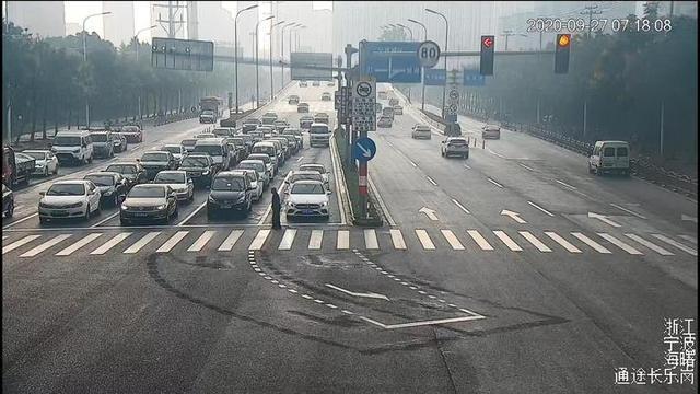 人间自有真情在！绿灯为过马路老人多亮了97秒 