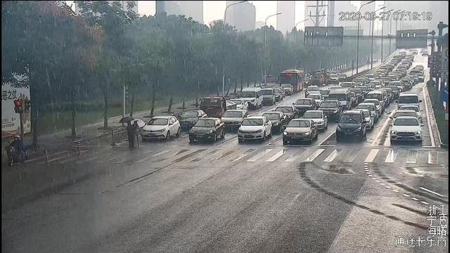 人间自有真情在！绿灯为过马路老人多亮了97秒 