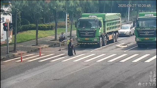 人间自有真情在！绿灯为过马路老人多亮了97秒 