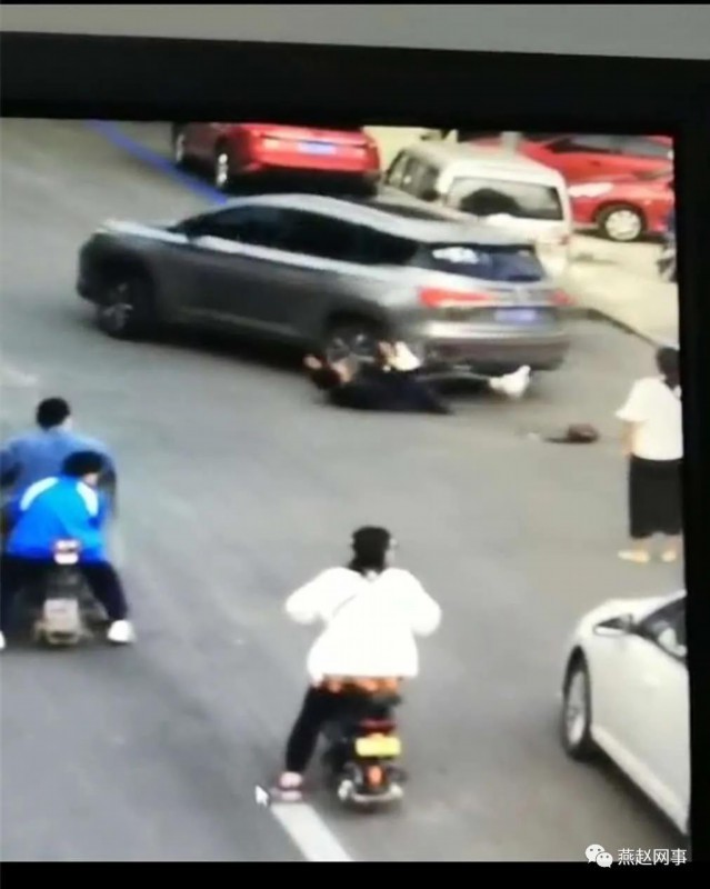 【恐婚系列】女子当街遭前男友驾车碾压 欲反复碾压被路人制止