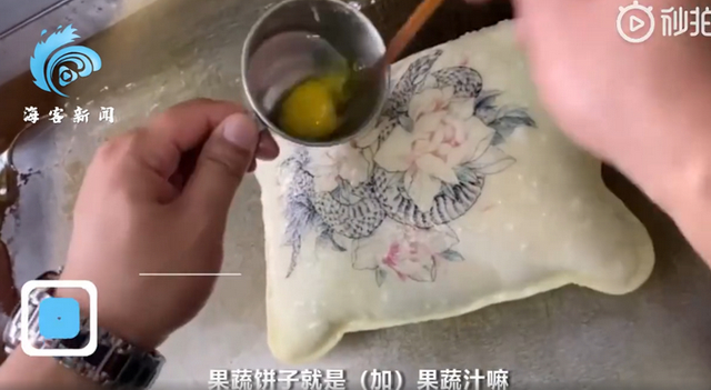 河南新乡一店家推彩色鸡蛋灌饼,网友:还以为是暖水袋