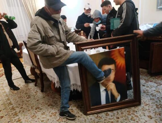 突发！吉尔吉斯斯坦“白宫”被示威者强占！中使馆发出提醒