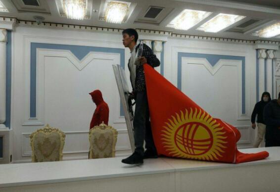 突发！吉尔吉斯斯坦“白宫”被示威者强占！中使馆发出提醒