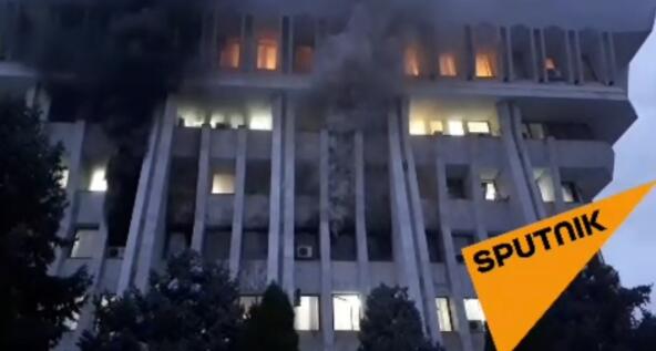 突发！吉尔吉斯斯坦“白宫”被示威者强占！中使馆发出提醒