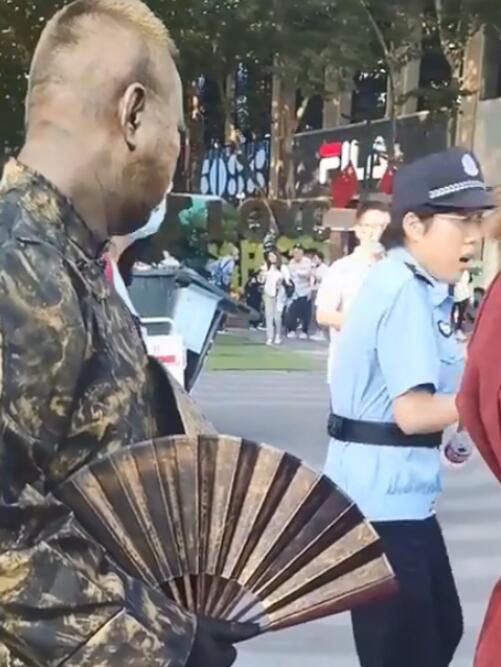 【围观】假扮铜人把执勤女警吓出表情包 下一秒亮了