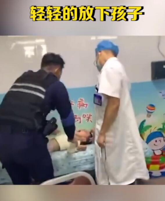 【围观】机动队员抱着抽搐孩子狂奔六楼 网友：你奔跑的样子真帅