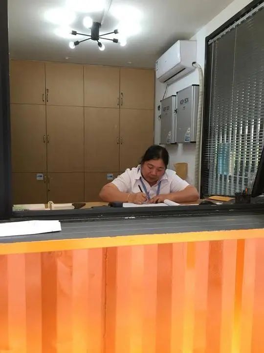 火爆全网！大学宿管“卧虎藏龙”！阿姨陪考一次性通过