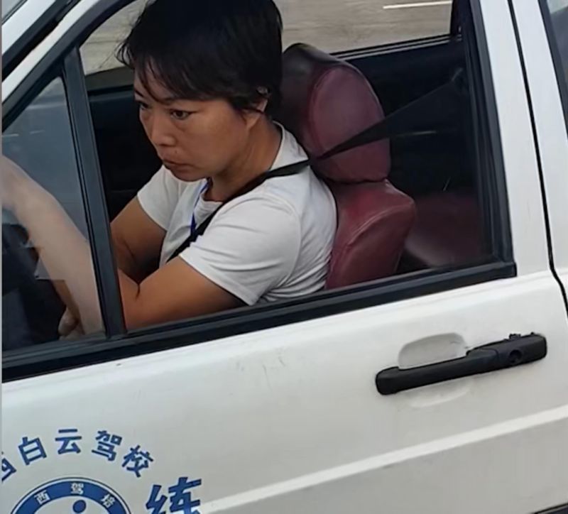 苍天饶过谁？驾校教练教小学班主任练车 网友看到这一幕都被逗笑了