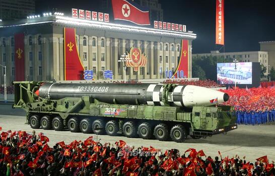 气势逼人？朝鲜凌晨阅兵后 美国重申提供“延伸威慑”！