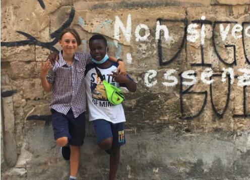 【感人】11岁男孩徒步2700公里跨国见奶奶，这就是爱的力量