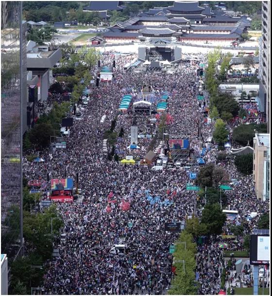 一个管不住丈夫，一个管不住儿子？文在寅被女亲信接连“插刀”