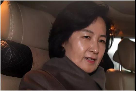 一个管不住丈夫，一个管不住儿子？文在寅被女亲信接连“插刀”