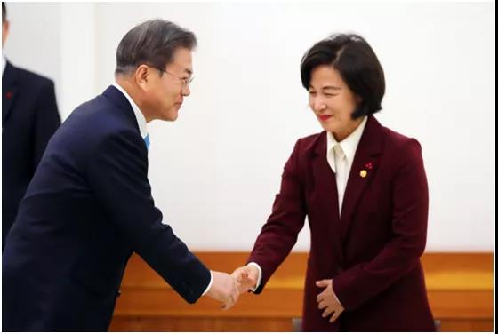 一个管不住丈夫，一个管不住儿子？文在寅被女亲信接连“插刀”