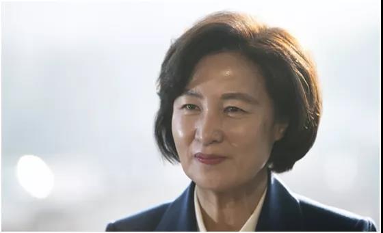 一个管不住丈夫，一个管不住儿子？文在寅被女亲信接连“插刀”