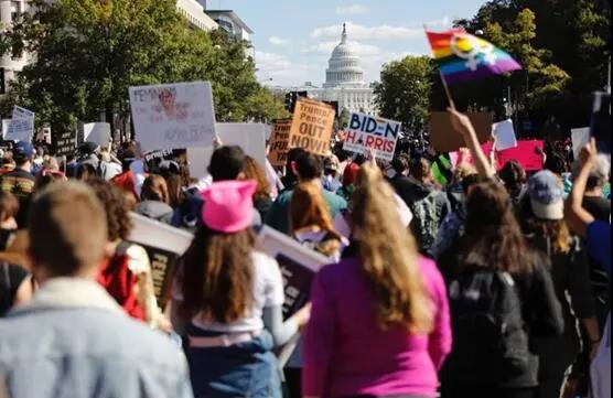 关键时刻，华盛顿又爆发大规模抗议！