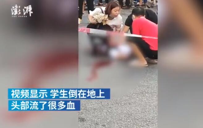 太吓人了！出租车撞倒小学生未刹车再撞奥迪现场图曝光